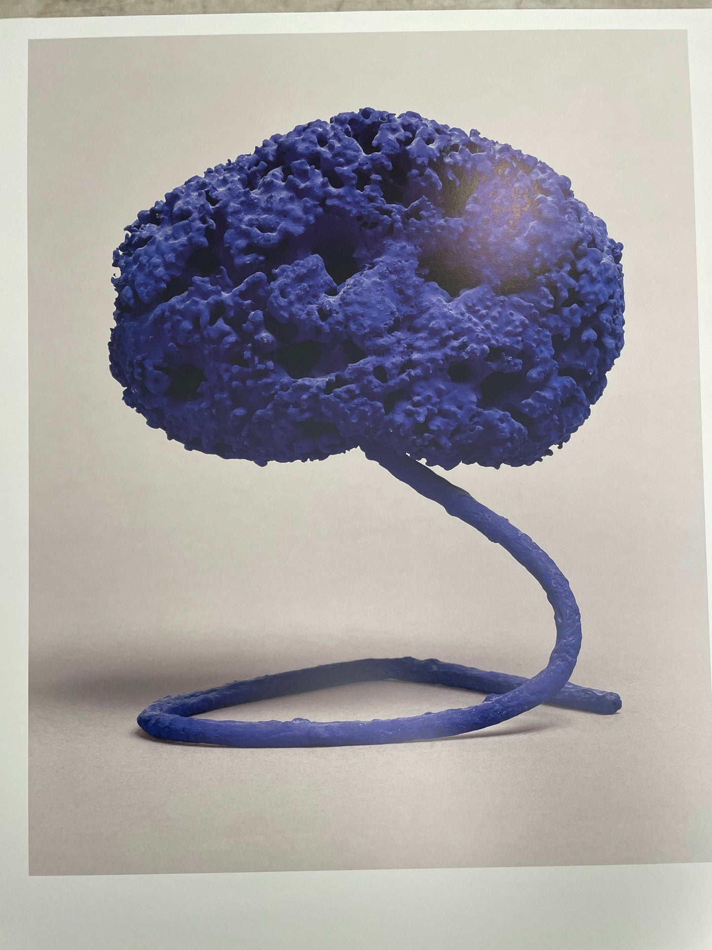 Yves Klein - Sculpture éponge bleue sans titre 1961